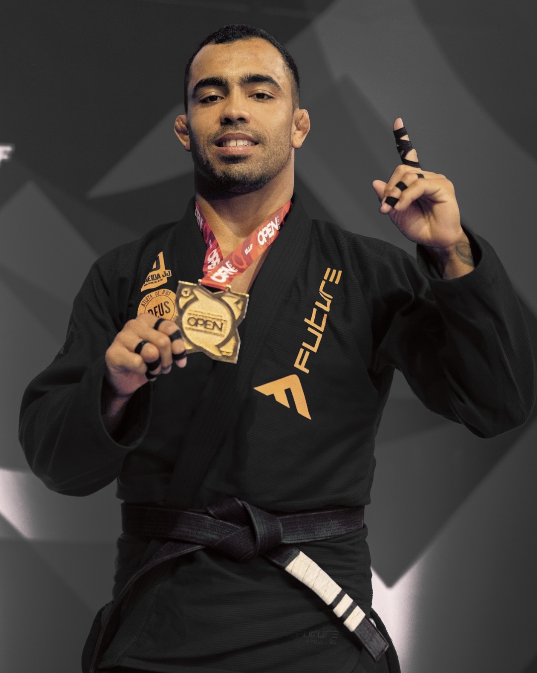 Leo Lara segurando a medalha